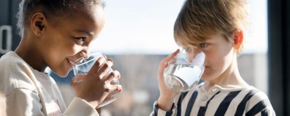 Hushållens vattenförbrukning har sjunkit kraftigt i Uppsala fram till slutet av 2010-talet. Minskningar har sedan plantat ut runt 2020-talet och har under de senaste tre åren stabiliserats runt 132 liter per person och dag. Foto: Uppsala Vatten