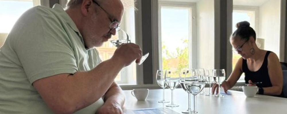 Juryn provsmakar tävlingsbidrag på Pumphuset. Foto: Uppsala Vatten och Avfall