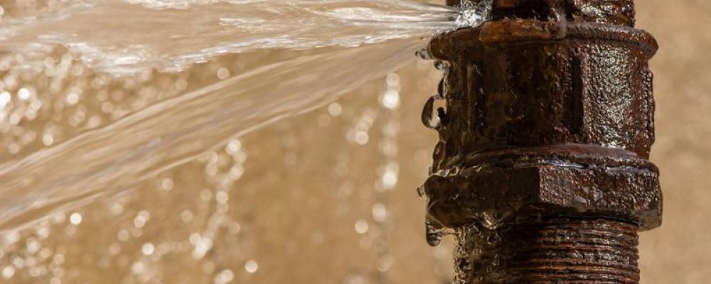 Frusna rör och isproppar orsakar återkommande skador. Långa strömavbrott efter stormarna Johannes och Anna har ökat risken, då rör kan frysa utan att upptäckas. Foto: Folksam