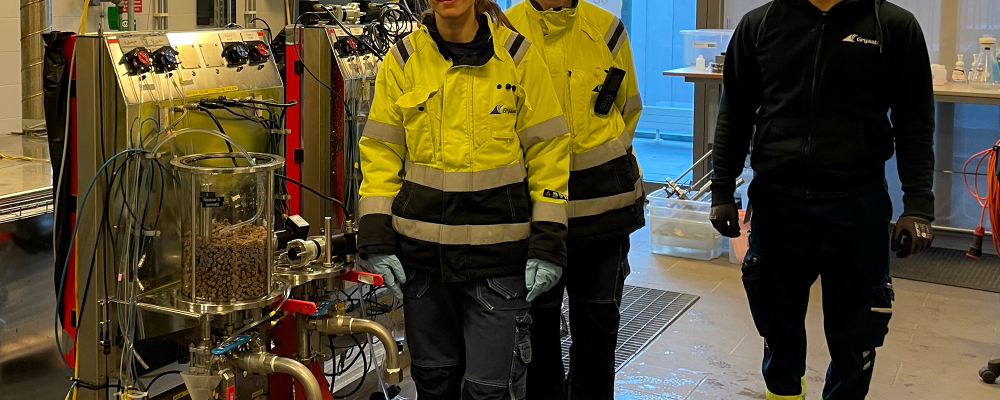 Utvecklingsingenjören Karin Sundström får hjälp med labbförsöken av kollegan Tobias Asp och exjobbarna Sofia Sjöstedt och Linnea Kjellén. Foto: Grayb