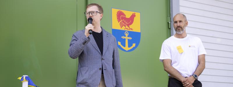 Martin Strömvall, stadsbyggnadsnämndens ordförande, inviger Dalarö reningsverk. Foto: Haninge kommun