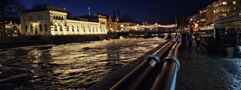 Tillfälliga grova avloppsrör tog plats på kajen längs Fyrisån under arbetet med att förnya åldrade splillvattenledningar.
FOTO: Rikard Carlstedt