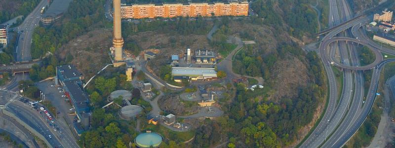 Flygfoto över Henriksdals reningsverk och Henriksdalsberget i Nacka kommun 2014. Bild: Esquilo/Wikimedia Commons/https://commons.wikimedia.org/wiki/File:Henriksdals_reningsverk,_flygfoto_2014-09-20.jpg