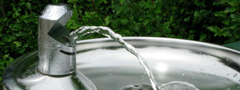 Dricksvattenfontän utomhus. Foto: Deborah L Carlson/Unsplash