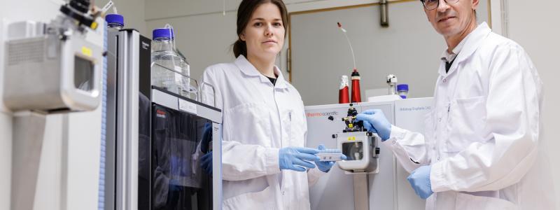 Aina Vaivade och Kim Kultima har undersökt halterna av vanliga miljöföroreningar i blod hos personer med MS med hjälp av en masspektrometer (bilden). Foto: Tobias Sterner/Uppsala universitet