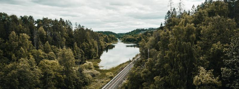 Landskap med damm och järnvägsspår i Asker, Norge. Foto: Jeremi Joseph/Unsplash