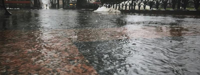 Kraftigt regn orsakar översvämningar på gator i Odesa, Ukraina. Foto: Igor Tudoran/Unsplash