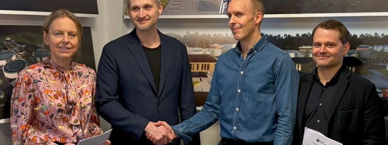 Avtalet skrivs på gällande uppdraget för Ängens ARV i Lidköping. Foto: Byggdialog