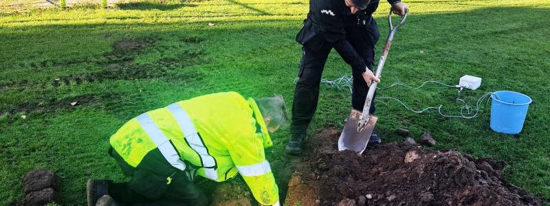 Personal från Idrottsservice gräver ner sensorer i en av kommunens gräsplaner. Foto: Andreas Narvå