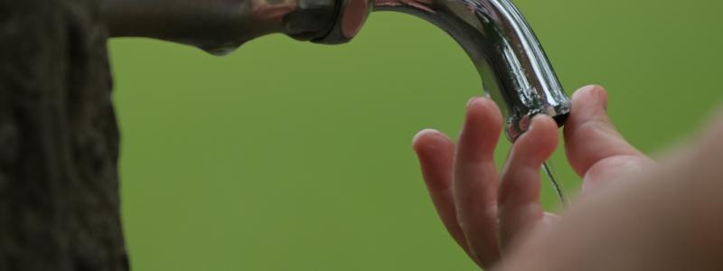 Nu finns en lista med tips till fastighetsägare med egen dricksvattenförsörjning kring hur de kan agera inför och vid kris. Foto: inside the b/unsplash