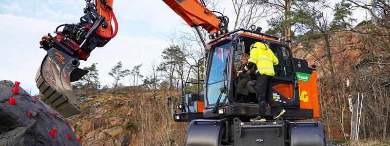 Tekniknämndens ordförande Monica Neptun rattade den eldrivna grävmaskinen. Foto: ByggDialog