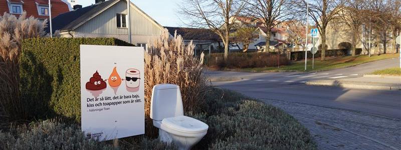 Toalett med budskap i rondell. Foto: Enköpings kommun
