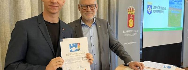 Jesper Englundh, kommunalråd, signerade ett nytt hållbarhetslöfte för bland annat Enköpings kommuns vatten. Foto: Länsstyrelsen