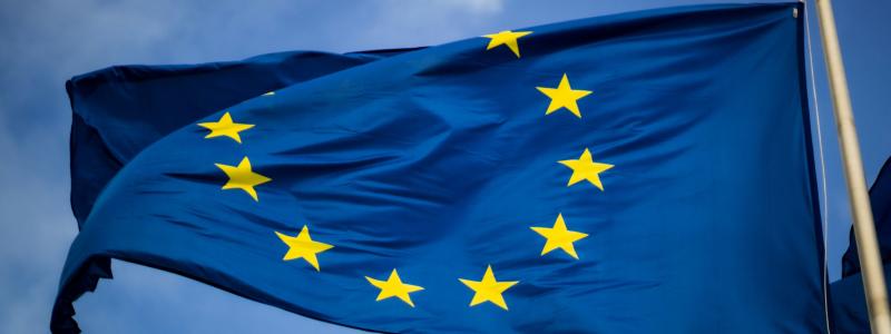 EU har nyligen presenterat sin första gemensamma vattenstrategi. Men enligt Pär Dalhielm, vd på Svenskt Vatten, saknas ett avgörande inslag: ett tydligt förbud mot PFAS-ämnen. Foto: Christian Lue/Unsplash