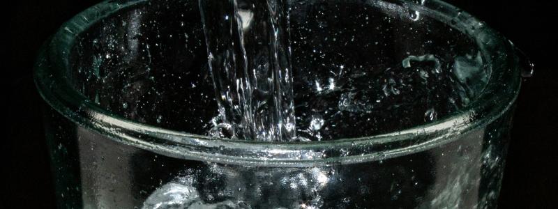 Glas med dricksvatten. Foto:  ian talmacs/Unsplash