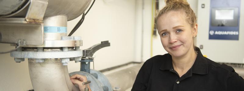 Projektledare Anthonia Forsberg i det nyrenoverade vattenverket utanför Nordmaling Foto: Vaikin