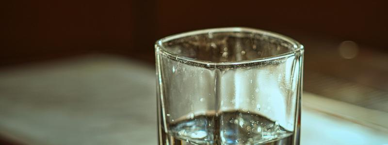 Fluor förekommer naturligt som fluoridjoner i dricksvatten, men halterna i det kommunala dricksvattnet i Sverige är låga.Foto: thomas kinto/unsplash