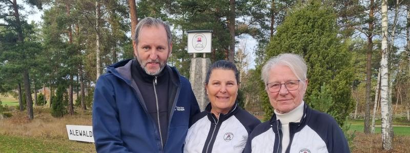 Mikael Persson med golfklubbens representanter. Foto: Gästrike Vatten