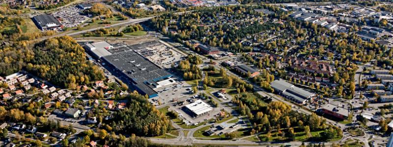 Haninge kontors- och industriområde vid väg 73 (Nynäsvägen) mot SO. Brandbergens bostadsområde i bakgrunden. Foto: Jan Augustsson / Wikimedia Commons / https://commons.wikimedia.org/wiki/File:Haninge_-_KMB_-_16001000294704.jpg