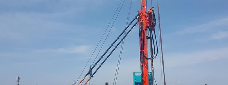 En geotermisk brunn borras på Dals ridplan i Helsingfors. Borrningen sker med vattenhammarteknik i hård granit. Foto: Hanjin D&B.