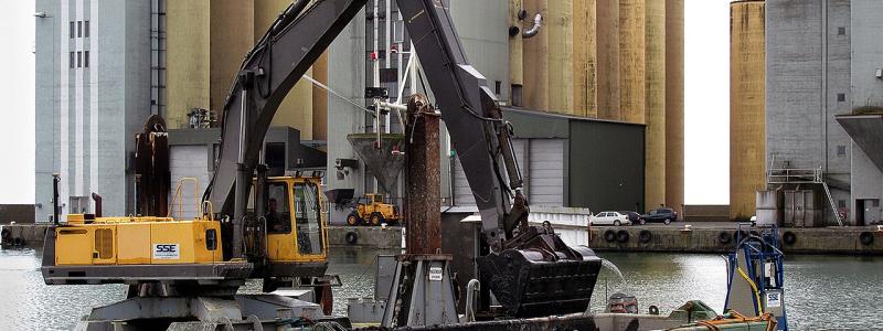 Muddring i Ystads hamnbassäng. Minskad fysisk påverkan är en viktig åtgärd i havsmiljön. Foto: Jonn Leffmann/Wikimedia Commons/https://commons.wikimedia.org/wiki/File:Muddring_-_Ystad-2015.jpg