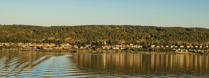 Samtliga sju prover av signalkräftor från Vättern överskred minst ett av gränsvärdena för PFAS4. Bilden visar Gränna vid Vätterns strand. Foto: Jesse De Backer/Unsplash