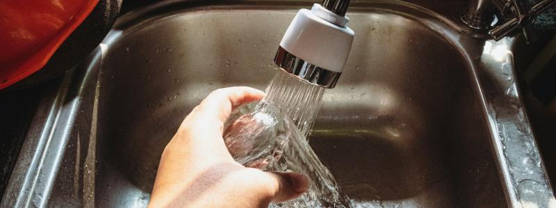 Teknik- och fastighetsnämnden i Karlstad gav förvaltningen i uppdrag att ta fram underlag inför ett beslut i kommunfullmäktige om att sänka VA-taxan under 2026. Foto: ivan samudra / Unsplash