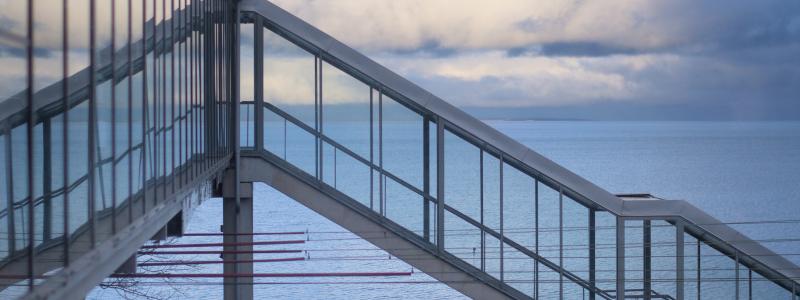En gångbro vid tågstationen intill sjön Vättern i Jönköping. Foto: Hannes Knutsson/Unsplash