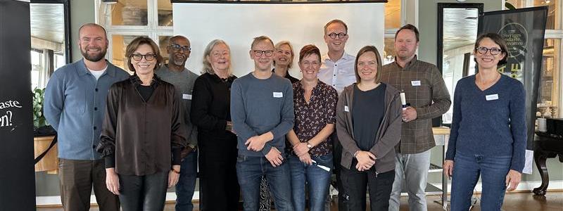 Juryn tillsammans med finalisterna från Hässleholm och Laholm och hederspritagarna från Örkelljunga. Foto: Svenskt Vatten