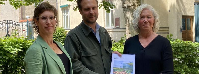 Rasmus Törnblom tar emot klimatpolitiska rådets rapport 2026 av rådets vice ordförande Åsa Knaggård (till vänster) och ordförande Misse Wester (till höger). Foto: Lunds kommun