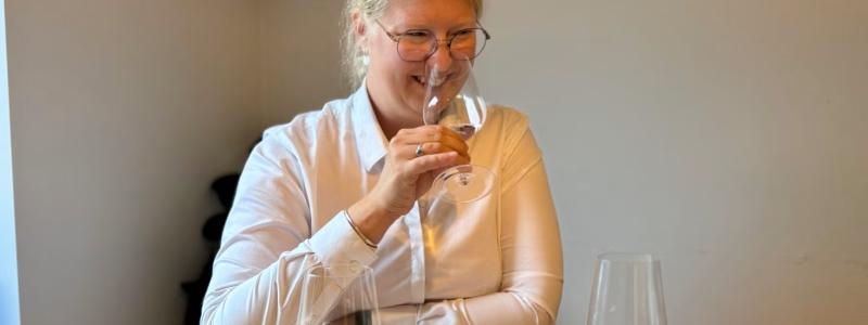Den prisbelönta sommelieren Emma Ziemann skulle dricka ett år gammalt krisvatten om det inte fanns ett alternativ. Foto: Louise Utter Otterdahl