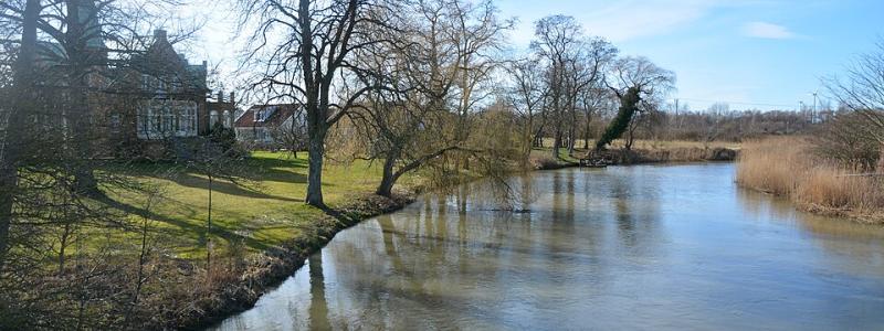Saxån nära Häljarp i Skåne 2019. Foto: Bengt Oberger/Wikimedia Commons/https://commons.wikimedia.org/wiki/File:Sax%C3%A5n_vid_H%C3%A4ljarp.jpg