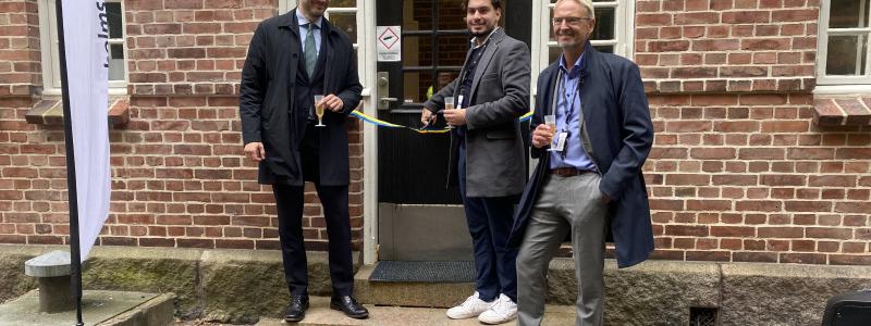 Kommunstyrelsens ordförande Stefan Pålsson, Andreas Strandberg, LBVA:s styrelseordförande och Henrik Frindberg, vd på LBVA förklarar den nya jonbytartekniken på Byaledets vattenverk i Halmstad. Foto:  Laholmsbuktens VA AB/may news desk