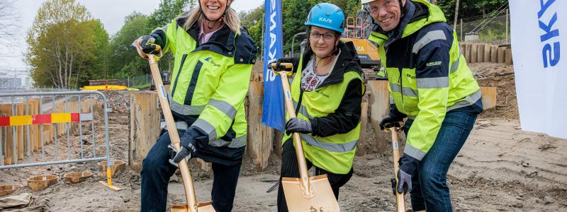 Nyligen  togs första spadtaget för nya avloppsledningar mellan Lackarebäck och Lana. Från vänster Gryaabs vd Anna Lanne Davidson, Gryaabs styrelseordförande Clauida Nistor Pedrini och Skanskas distriktschef Andreas Aronsson. Foto: Emelie Asplund/Gryab