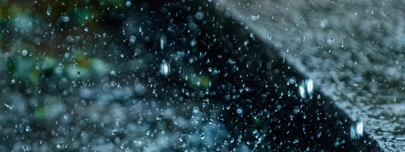 Dagvatten från regn ställer krav på effektiv rening och övervakning i urbana miljöer. Foto: frame harirak/Unsplash