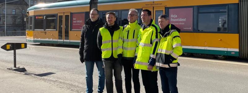Från vänster: Mattias Näsström, Östgötatrafiken, Joakim Viitanen, extern projektledare för E.ON, Björn Persson, E.ON, Gustav Flodén, Norrköpings kommun och Peter Jonander, Nodra. Foto: Norrköpings kommun