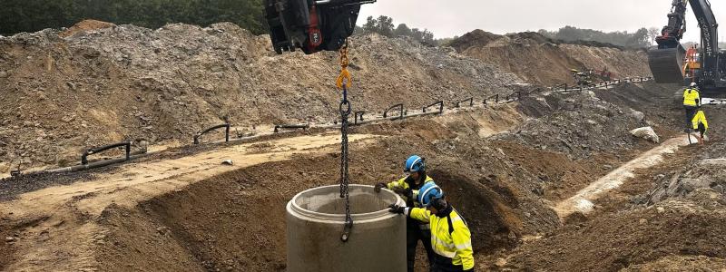 Ny avloppsledning vid Södra Kringelvägen. Ett av flera stora VA-projekt i Hässleholms kommun. Foto: Hässleholms Miljö.