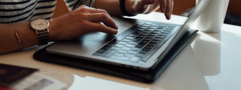 Ett nytt AI-baserat verktyg gör det möjligt att söka och ställa frågor direkt mot hela biblioteket av SVU-rapporter. Foto: Etienne Boulanger/Unsplash