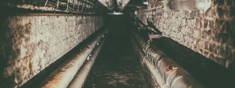 En central fråga är reinvesteringar i äldre anläggningar. Många svenska VA-anläggningar under 1960-talet och har nu nått eller passerat sin tekniska livslängd. Foto: denny-muller/Unsplash