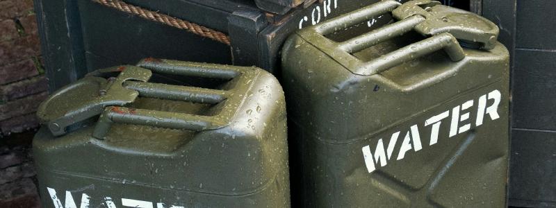 Bara drygt en tredjedel uppger i en ny undersökning från Livsmedelsverket att de har dricksvatten hemma som räcker minst en vecka. Foto: willy the wizard/Unsplash