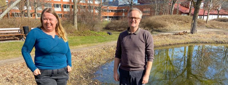 Biträdande professor Mattias Hjerpe och universitetslektor Sofie Storbjörk forskar kring hur fastighetsägare kan förebygga översvämningar. Foto: Jonas Roslund