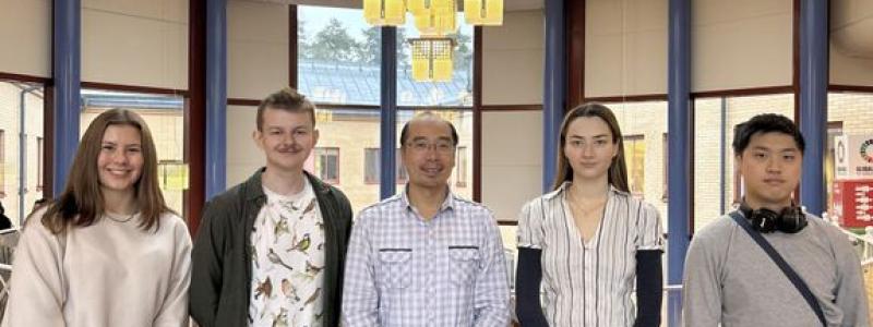 Kemistudenterna Hilda Gustafsson, Axel Moosberg, Malin Hallberg och Kevin Li tillsammans med Leo Yeung, forskare i kemi vid Örebro universitet, som står i mitten av bilden. Foto: Örebro universitet