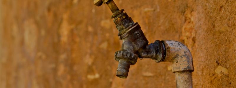 PFAS-föroreningar i enskilda brunnar har väckt krav på ny provtagning och kommunal anslutning. Foto: Jouni Rajala/Unsplash