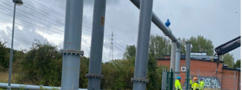 Portalerna över Atlasgatan byggs så att trafik kan passera under ledningen. Foto: Gästrike Vatten