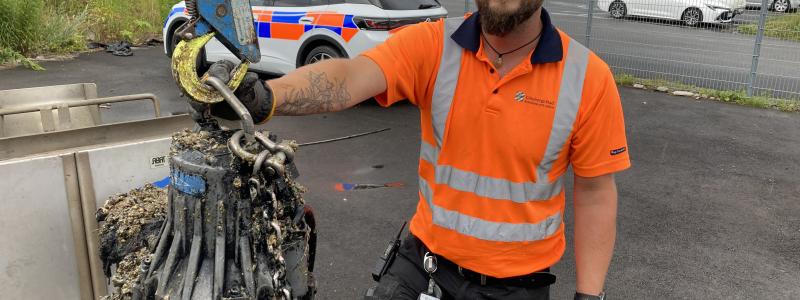 I avloppsledningarna bildas långa kletiga trådar av tops, hår, våtservetter och hushållspapper som fastnar i pumparna som finns i avloppsledningsnätet. Björn Andersson, driftingenjör på Kretslopp och vatten inom Göteborgs Stad rensar en pump som börjar arbeta sämre på grund av skräpet. Foto:  Foto: Johan Flanke