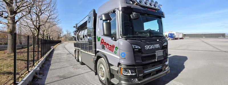 Elektrifierad kombinerad spol- och slambil. Foto: Scania