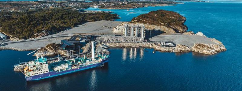Industriell anläggning vid kust med fartyg. Pressfoto: Ruben Soltvedt/Rejlers.