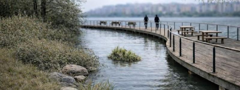 Preliminär skiss på föreslaget bryggdäck för rekreation vid Skärmbassängen. Originalillustration: Rejlers AB. AI bearbetning: Solna stad.