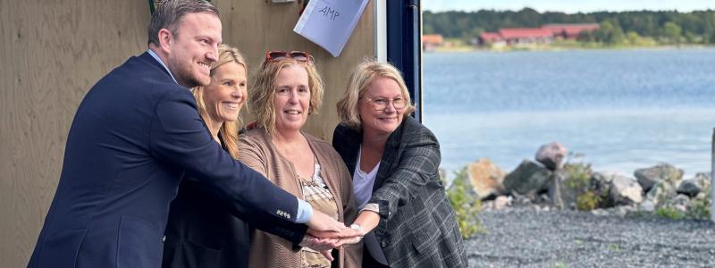 Fabian Sjöberg från Östhammars kommun, Jessica Stenberg från AFRY, Camilla Björk från Björks Rostfria och Lena Blad från Gästrike Vatten startar ett testprojekt för att avsalta havsvatten. Foto: Gästrike Vatten