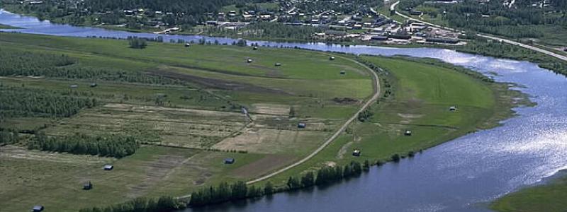 Infrastrukturbolaget Svevia ska byta ut vägtrummor och rörbroar i flera vattendrag i Övertorneå och Pajala. Motiv: Övertorneå. Foto: Jan Norrman / Kulturmiljöbild, Riksantikvarieämbetet/Wikimedia Commons/https://commons.wikimedia.org/wiki/File:%C3%96vertorne%C3%A5_-_KMB_-_16000300023795.jpg